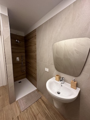 Dusche, Haartrockner, Bidet, Seife