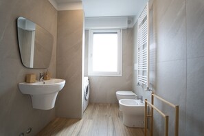 Bruser, hårtørrer, bidet, Sæbe