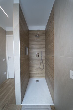 Chuveiro, secador de cabelo, bidê, sabonete