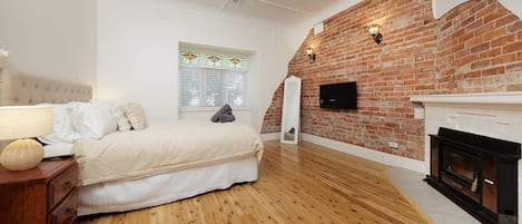 4 habitaciones, tabla de planchar con plancha y acceso a internet