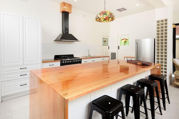 Micro-ondes, four, plaque de cuisson, lave-vaisselle