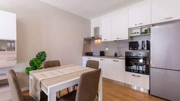 Een koelkast, een magnetron, een oven, een kookplaat