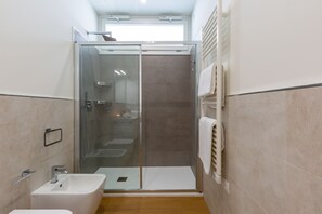 Hair dryer, bidet, towels, soap - Colombo Palace - Liberty (Quartu Sant'Elena)