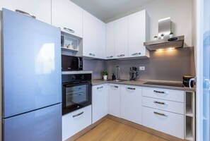 Kühlschrank, Mikrowelle, Ofen, Herdplatte