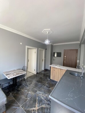 Departamento Confort | Cocina privada | Parrilla de estufa, lavavajillas y utensilios de cocina