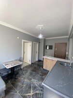 Comfort Apart Daire | Özel mutfak | Set üstü ocak, bulaşık makinesi, tencere seti/tabak/mutfak aletleri 