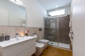 Dusche, Haartrockner, Bidet, Handtücher