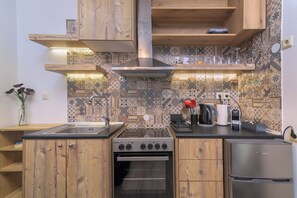 Fridge, oven, coffee/tea maker, electric kettle