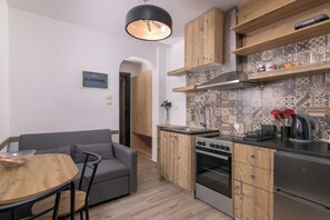 Fridge, oven, coffee/tea maker, electric kettle