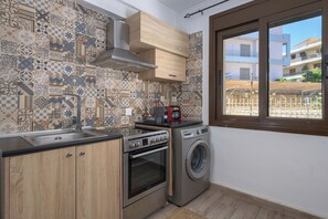 Refrigerador, horno, parrilla de estufa y cafetera y tetera 