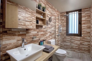 SĂšche-cheveux, serviettes fournies, savon, papier toilette