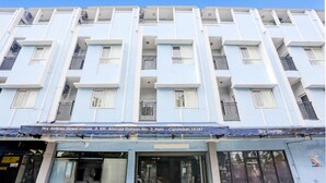 Un hotel de varios pisos con balcones y un Sky Lounge.