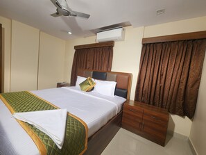 Habitación doble Deluxe | Ropa de cama de alta calidad y tabla de planchar con plancha 