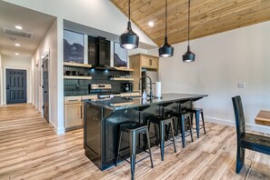 Fridge, microwave, oven, stovetop - Lakefront, Amazing LakeView, Private Hot Tub! (Hollister)