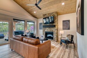Smart TV, fireplace, table football - Lakefront, Amazing LakeView, Private Hot Tub! (Hollister)