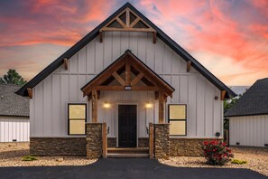 Exterior detail - Lakefront, Amazing LakeView, Private Hot Tub! (Hollister)