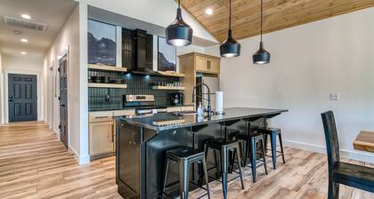 Lakefront, Amazing LakeView, Private Hot Tub!