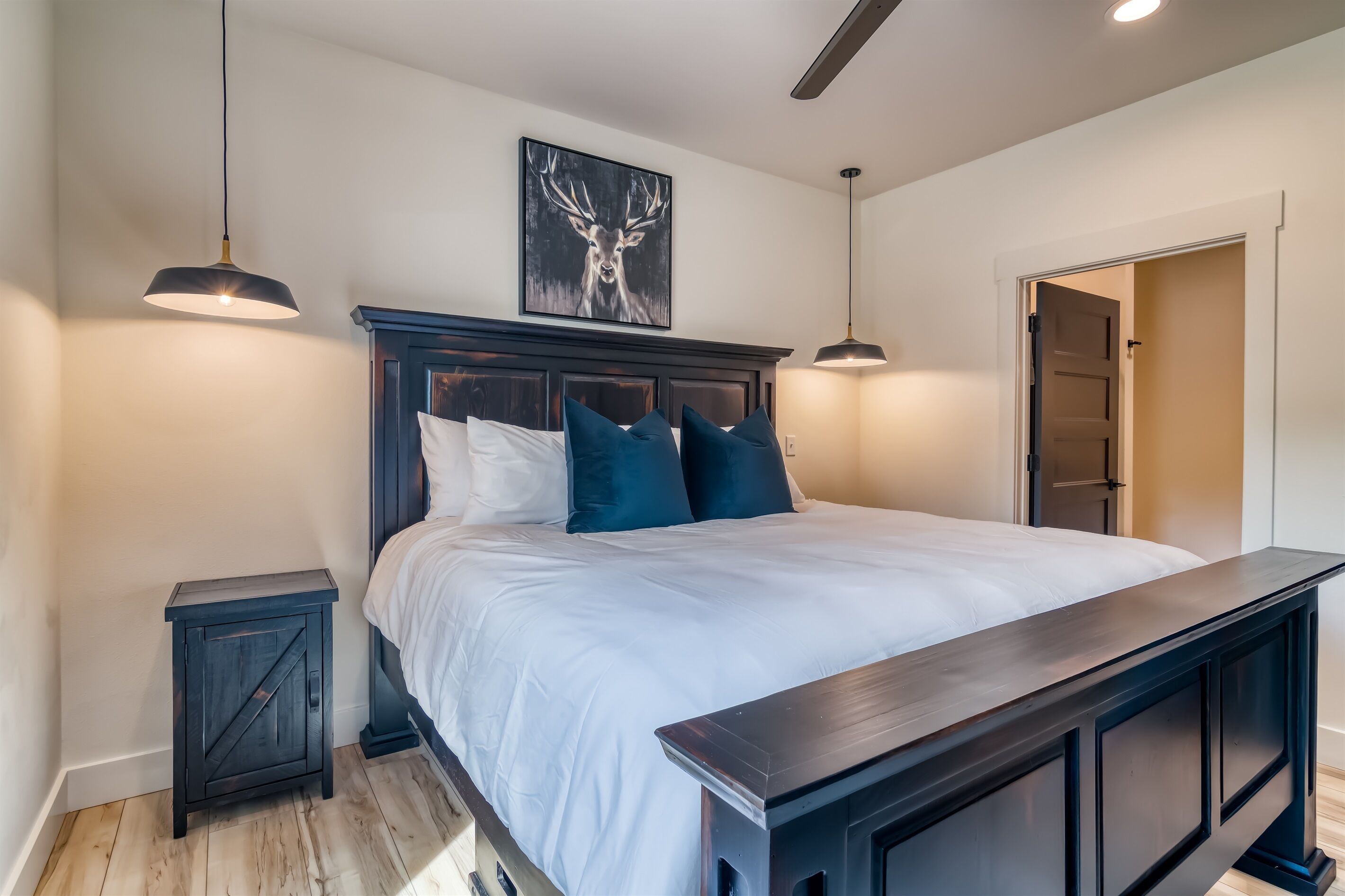 New Lakefront cabin with private hot tub