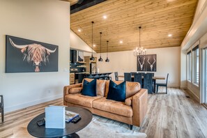 Smart TV, fireplace, video games, foosball - Lakefront, Amazing LakeView, Private Hot Tub! (Hollister)