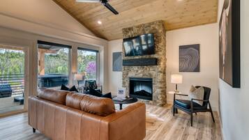 TV connectée, cheminée, jeux vidéo, baby-foot