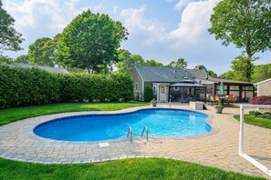 A heated pool - Family Tides: Private Retreat with Pool & Hot Tub (Hyannis)