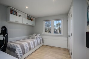 4 bedrooms, iron/ironing board, free WiFi