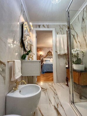 Doccia, asciugacapelli, bidet, asciugamani