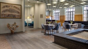 Un interior moderno con comedor, asientos y obras de arte.