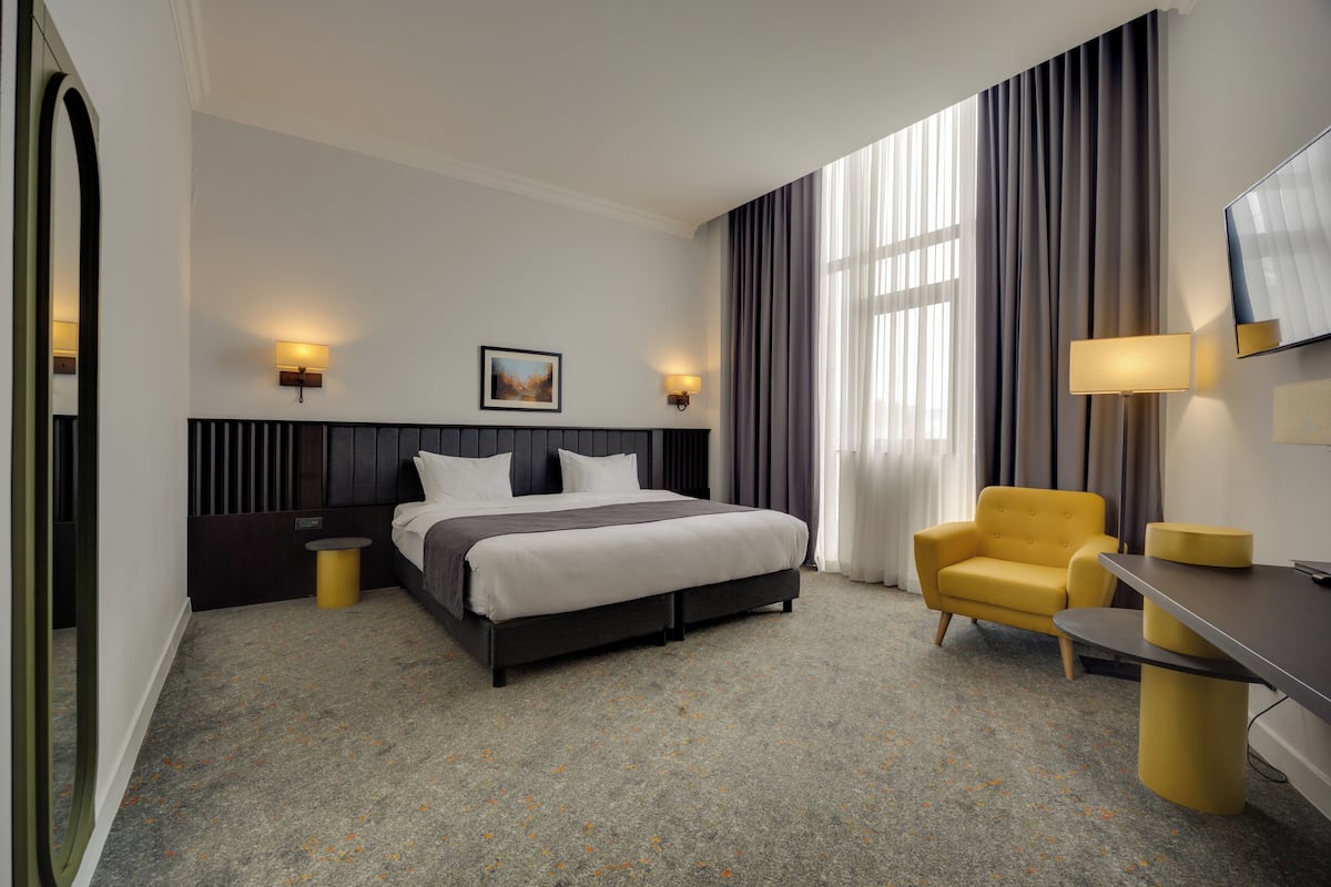 1 habitación, caja de seguridad en la habitación y escritorio