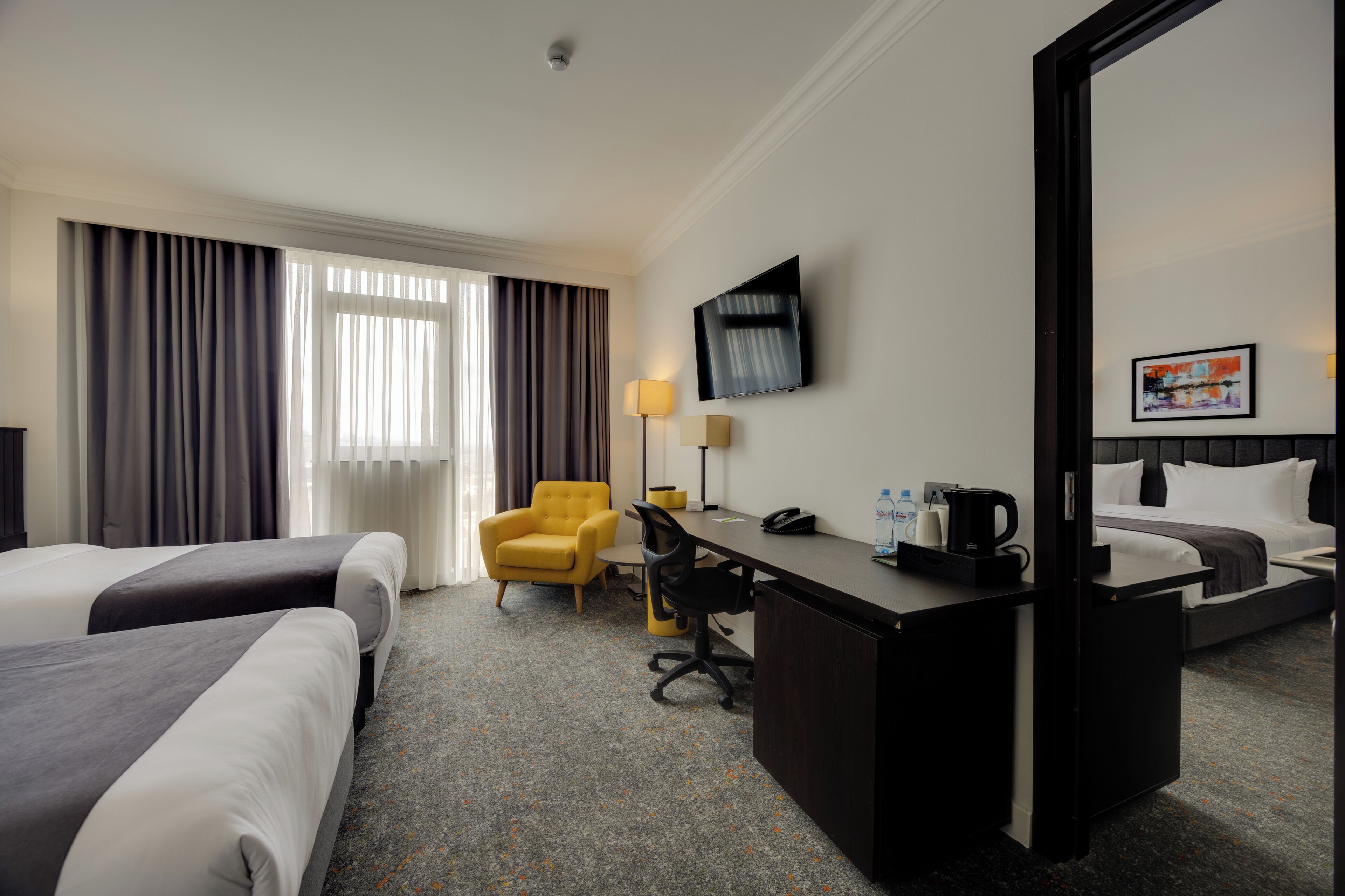 1 habitación, caja de seguridad en la habitación y escritorio 