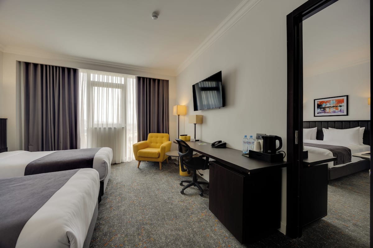 1 habitación, caja de seguridad en la habitación y escritorio