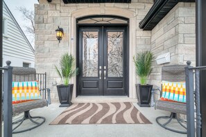 Vista frontal de la propiedad