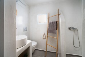 クラシック ヴィラ | バスルーム | シャワー、バスアメニティ (無料)、タオル