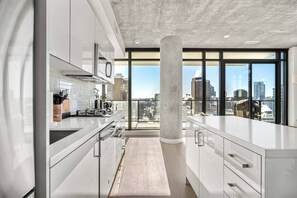 Frigorifero, microonde, forno, piano cottura