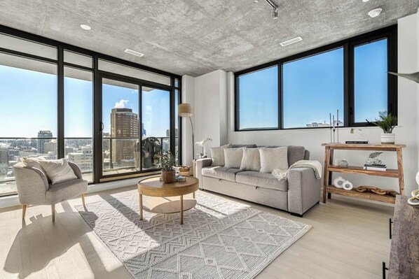 Smart TV - Impeccable DT Condo | City & Mountain Views | Pool (Calgary)