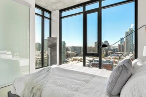 2 bedrooms, iron/ironing board, free WiFi, bed sheets - Impeccable DT Condo | City & Mountain Views | Pool (Calgary)