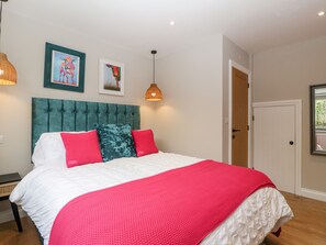 Cottage | 2 bedrooms, individually decorated, individually furnished, free WiFi - Sevenwoods View (Longhope)
