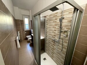 Dusj, hårføner, bidé og håndklær