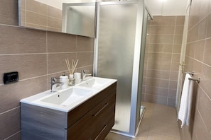 Suihku, ilmaiset hygieniatuotteet, hiustenkuivaaja, bidee