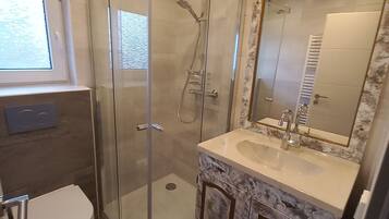 Douche, sĂšche-cheveux, serviettes fournies, savon