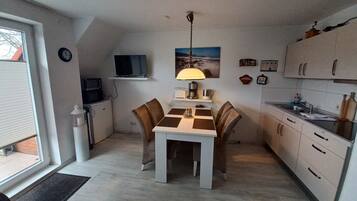 Réfrigérateur, micro-ondes, plaque de cuisson, cafetiÚre/bouilloire