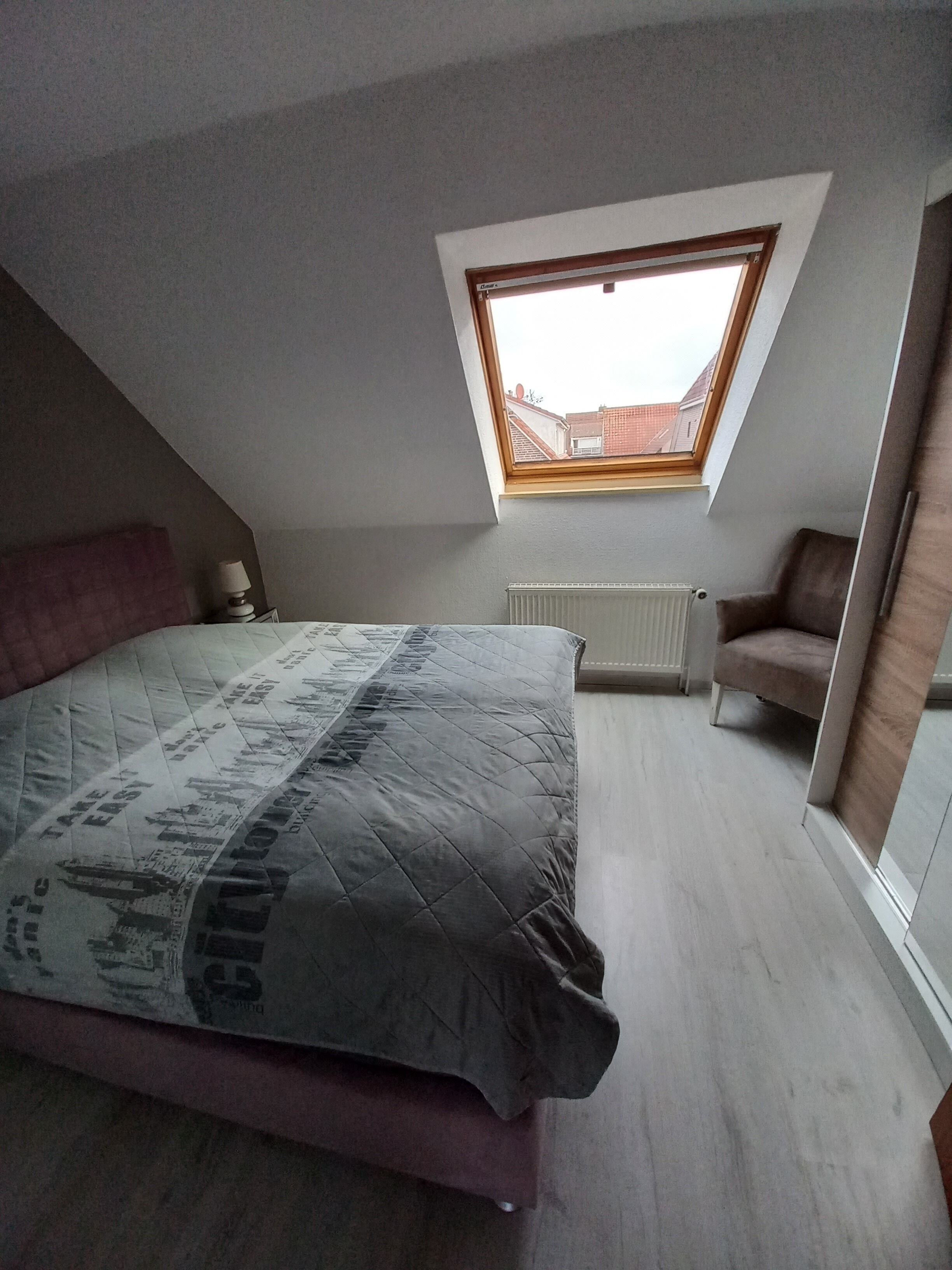 2 bedrooms, travel cot, free WiFi, bed sheets