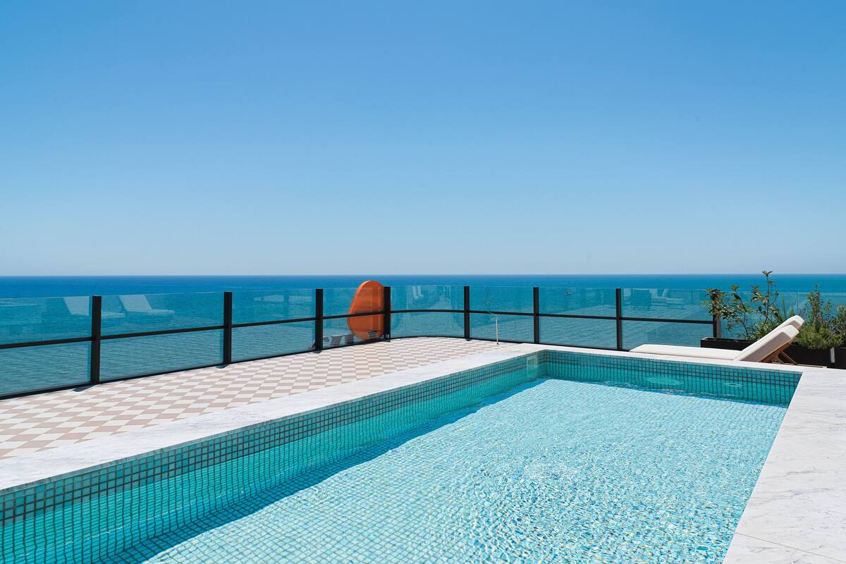 Una piscina con vista despejada al océano.