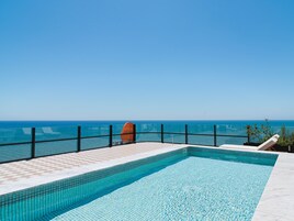 2 bedrooms, premium bedding, down duvets, memory-foam beds