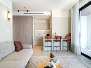 Frigorífico grande, microondas, horno y placa de cocina