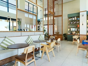 Daily cooked-to-order breakfast (EUR 20.00 per person)