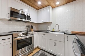 Fridge, microwave, oven, stovetop - Happy Hiker, Nearby hiking, NEW FIREPIT, Modern renovation, Dog Friendly (Highlands)