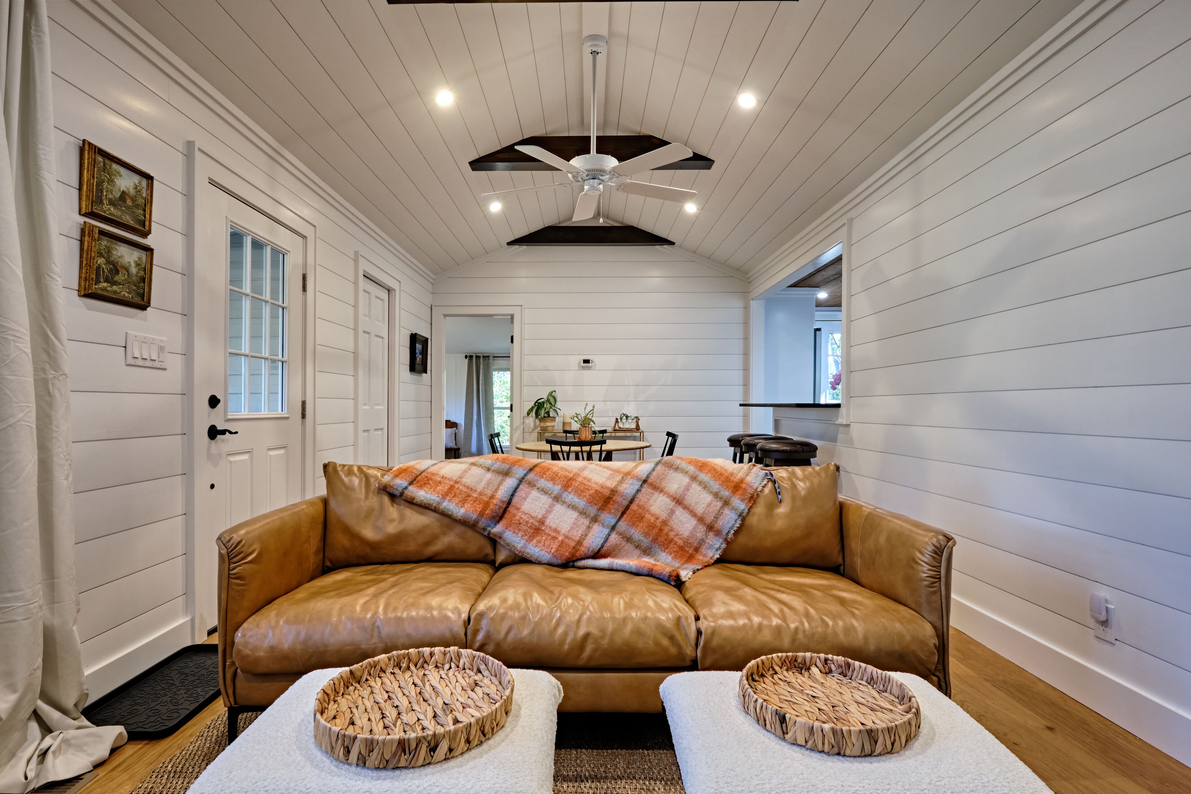 New To VRBO! Happy Hiker, Close to hiking, Wood-burning fireplace,Modern renovation, Dog Friendly