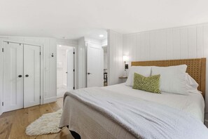 2 bedrooms, iron/ironing board, free WiFi, bed sheets - Happy Hiker, Nearby hiking, NEW FIREPIT, Modern renovation, Dog Friendly (Highlands)