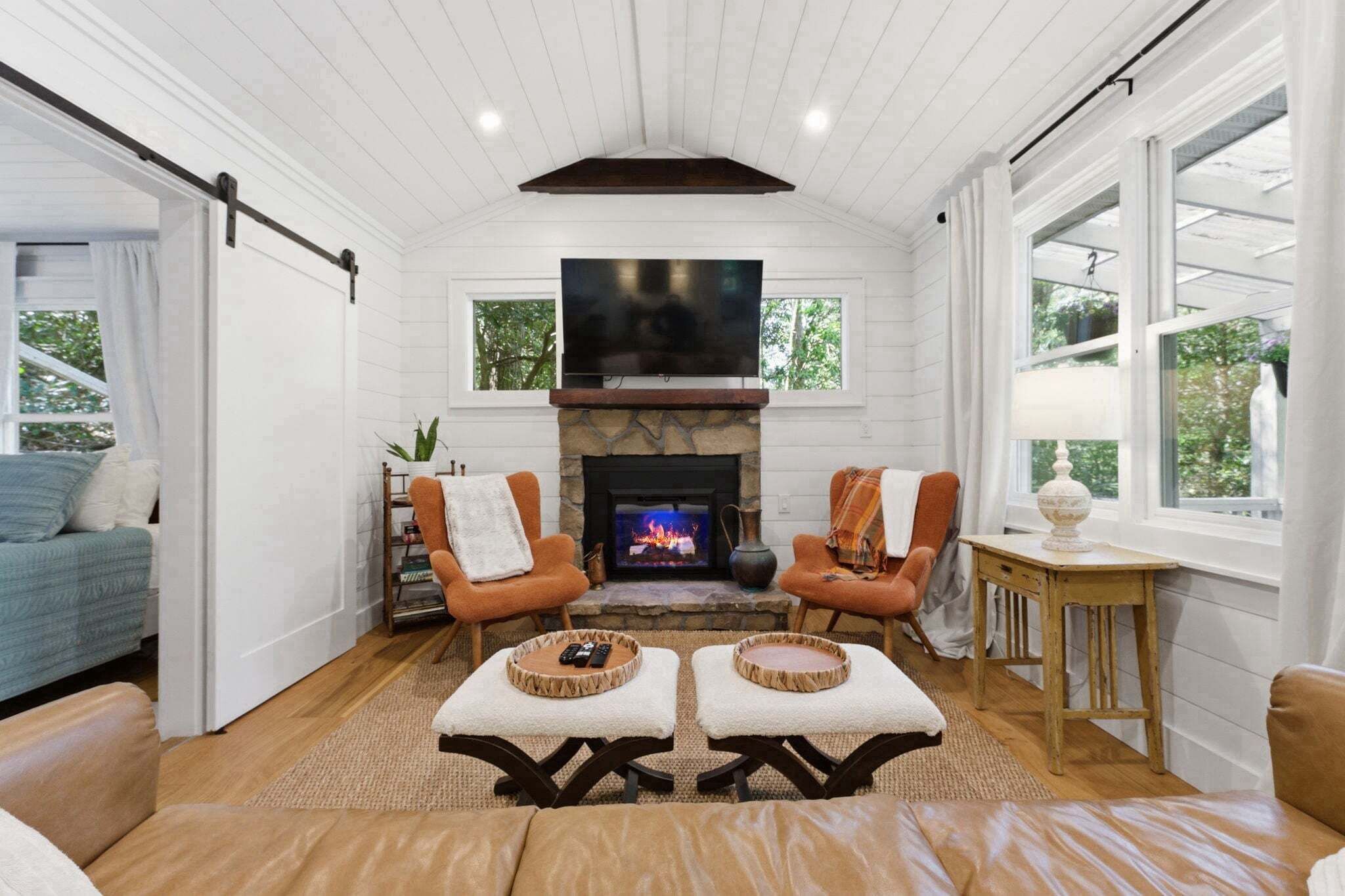 Smart TV, fireplace
